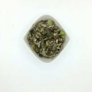 Die weiße, rautenförmige Porzellanschale enthält dunkel- bis hellgrüne, mittelgrob geschnittene Kräuter mit größeren hellgrünen Blütenstücken Griechischen Bergtees und ein paar Rosenblütenblättern.