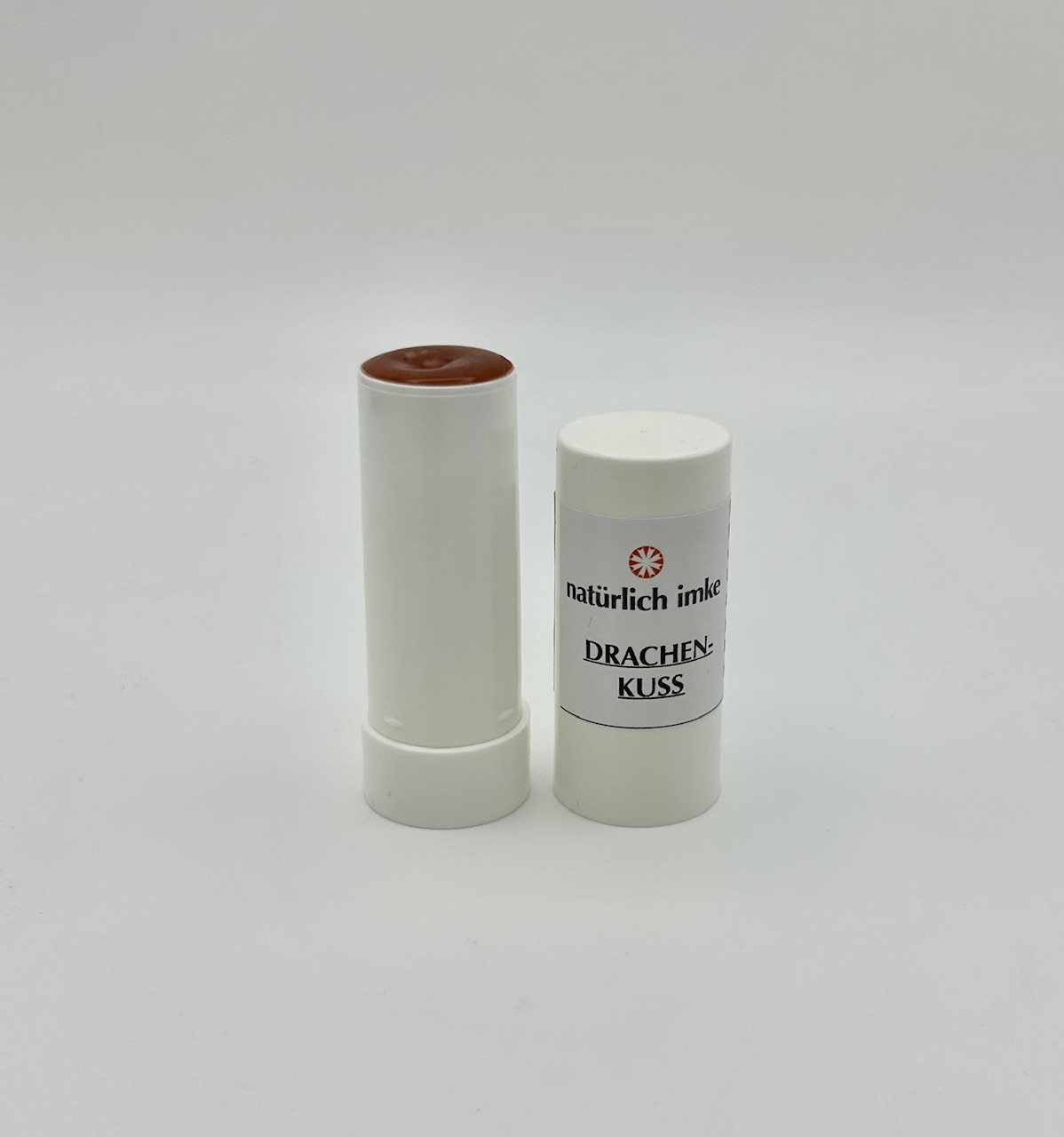 Die weiße zylindrische 9ml-Lippenstifthülse enthält einen dunkelroten Lippenstift.