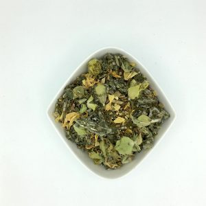 Die weiße rautenförmige Porzellanschale enthält hellgrüne, grob geschnittene Bergteeblüten, dunkelgrüne Blattstückchen und gelbe Blütenblätter.