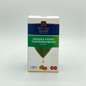 In der weiß-grün-blauen Pappschachtel befinden sich 100g einzeln folierte hellbraune Lutschpastillen.