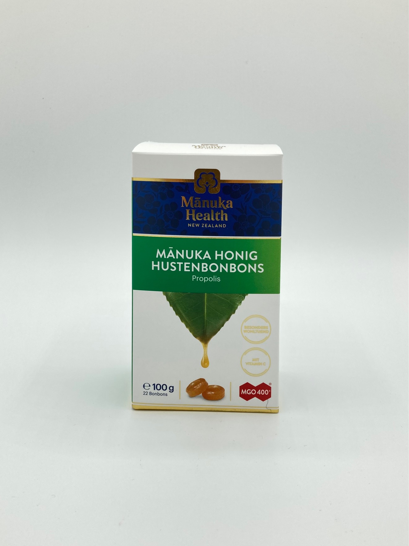 In der weiß-grün-blauen Pappschachtel befinden sich 100g einzeln folierte hellbraune Lutschpastillen.