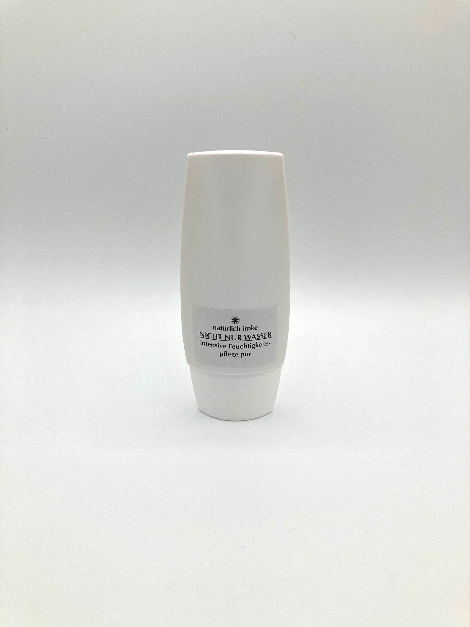 Die flache, weiße 50ml-Polypropylentube enthält eine weiße, leichte Creme.