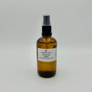 Die runde 100ml-Braunglasflasche mit Sprühaufsatz enthält eine klare, farblose Flüssigkeit.